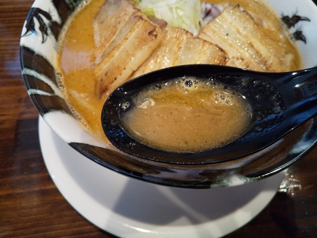 麺や樂　味噌　スープ