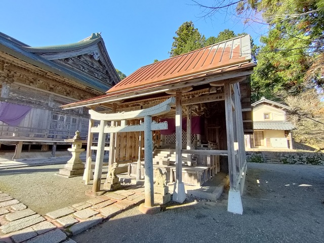 成相寺境内にある熊野権現社