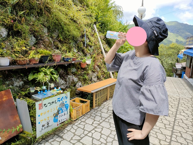 熊野那智大社　不老軒でラムネを飲む