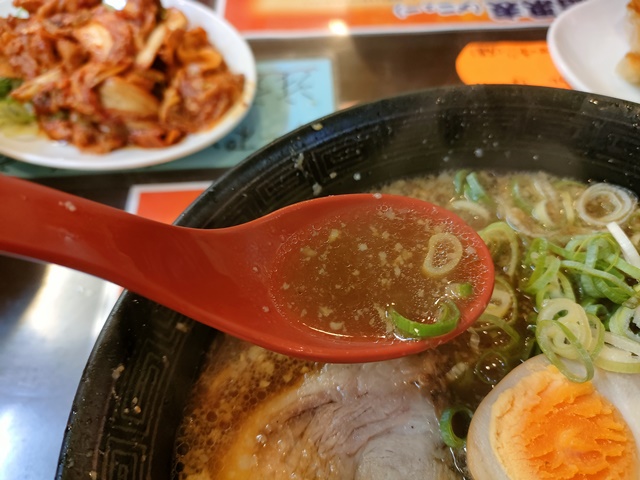 京都ラーメン研究所（京都東寺）醤油とんこつラーメンのスープ