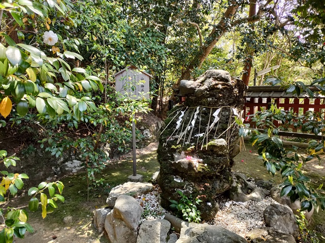 平岡八幡宮　山の神石