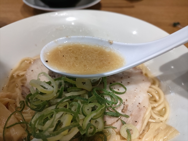 キラメキノトリ　鶏白湯らーめん醤油（醤油のキラメキ）スープ