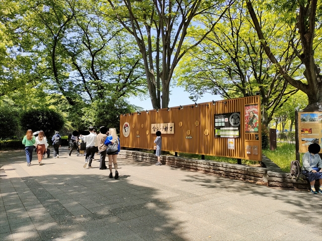 名古屋城下の金シャチ横丁入口
