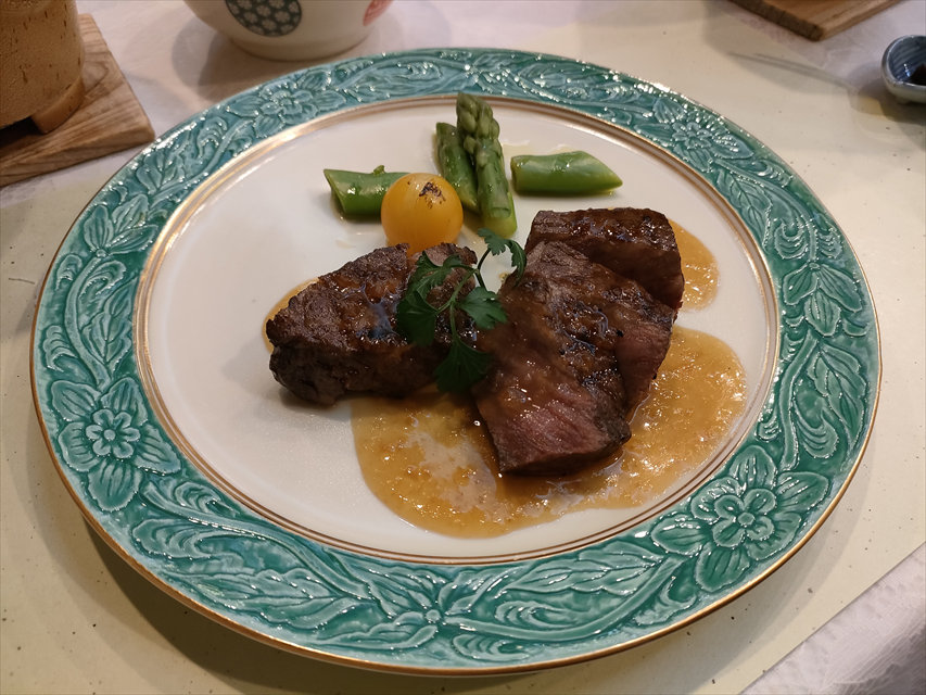ホテル国富アネックス　夕食・肉料理（黒毛和牛のサーロイングリル　和風ソース）