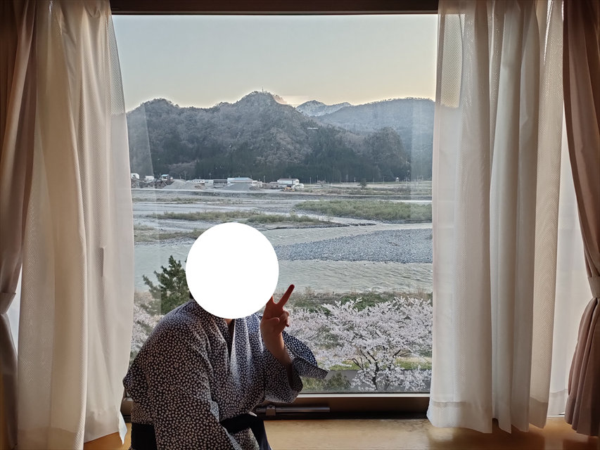 ホテル国富アネックス　客室から見える姫川と桜