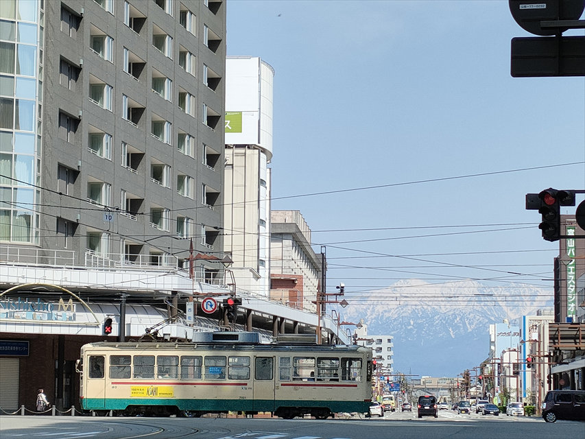 富山の路面電車とアルプス