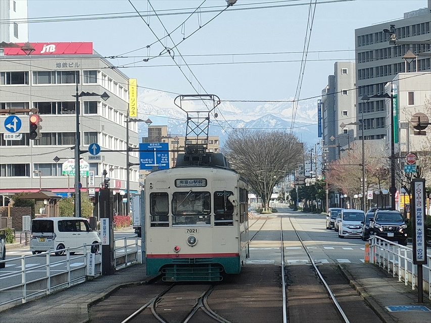 富山の路面電車とアルプス